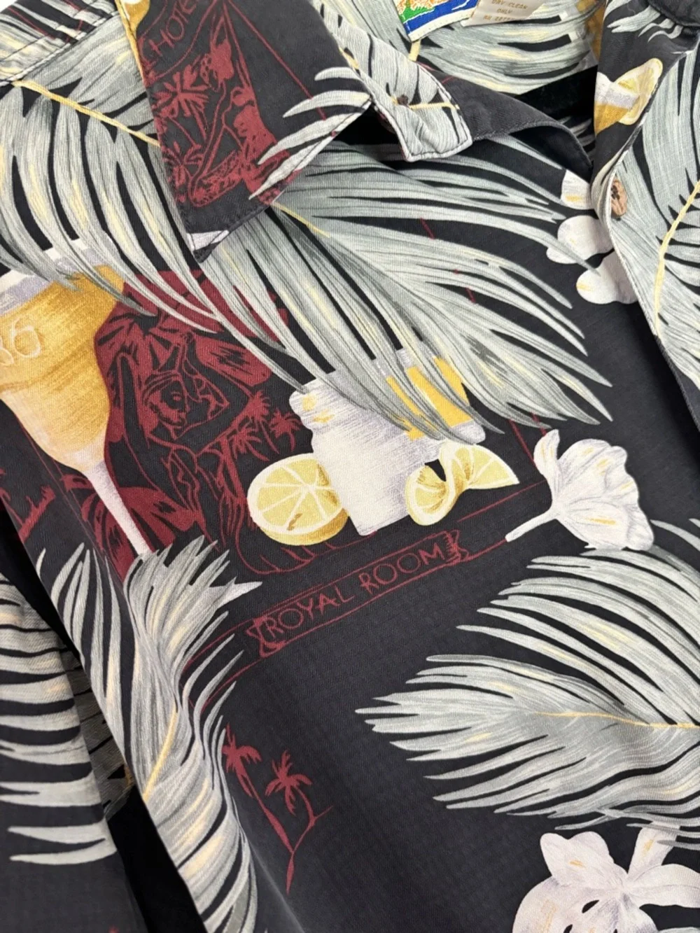 Kahala Men’s Large Camp Shirt 100% Silk Black Tropical Cocktail Print Hawaiian - Picture 4 of 5